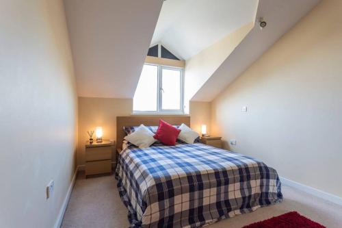 南安普敦Cruisers Haven的阁楼上的卧室设有一张床,设有窗户