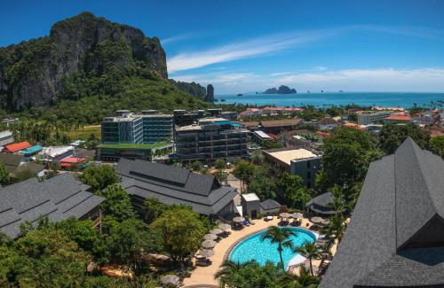 奥南海滩Holiday Inn Resort Krabi Ao Nang Beach, an IHG Hotel的享有带游泳池的度假村的空中景致