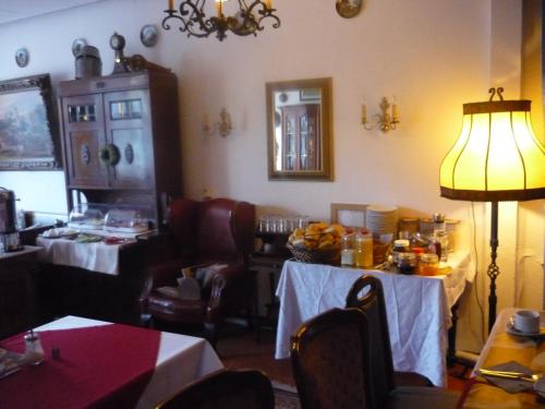 圣戈阿尔法瑞渡口酒店的一间设有两张桌子和一盏灯的用餐室
