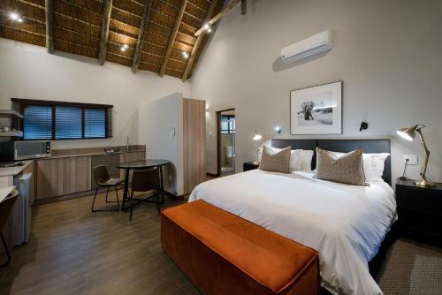 Buckler's Africa Lodge Kruger Park客房内的一张或多张床位