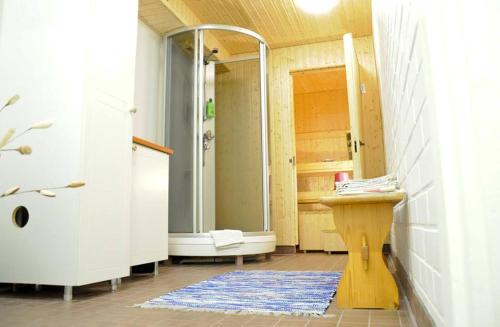 KoveroKoveron Majatalo的带淋浴、盥洗盆和卫生间的浴室