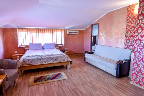 锡盖图马尔马切伊佩拉赛贺提娜汽车旅馆的一间大卧室,配有一张床和一张沙发