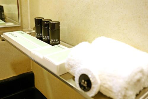 斗湖Borneo Royale Hotel的一间酒店客房内的架子,上面有一堆卫生纸