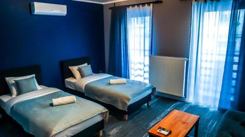 拉齐布日Kaktus Chill & Sleeping - 50 m od Rynku的蓝色的客房配有两张床和一张桌子