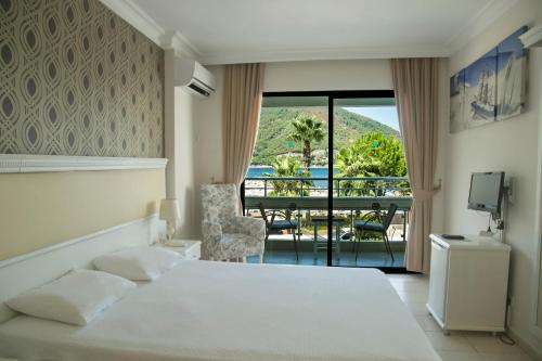 马尔马里斯城市城堡酒店的一间卧室设有一张床,享有阳台的景色