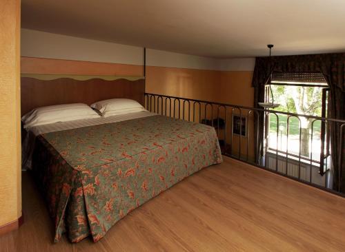 帕尔马自由住宿旅馆的一间卧室设有一张床和一个阳台