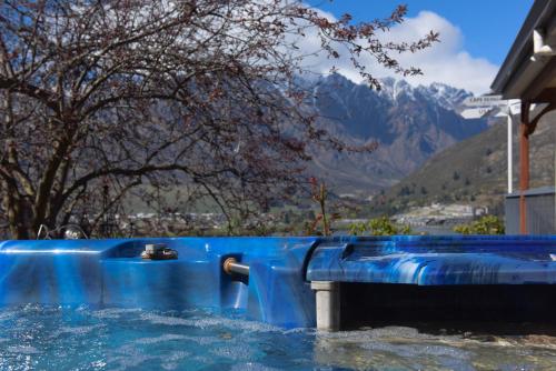 皇后镇大使馆住宿加早餐旅馆的山地游泳池的水滑梯