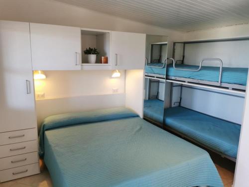 维耶斯泰Villaggio Gabbiano Beach的一间客房内配有两张双层床的房间