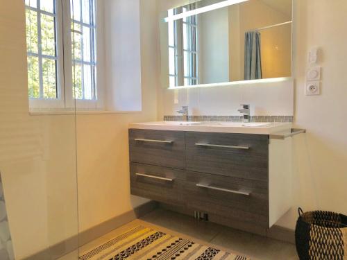 艾克斯莱班Appartement T2, vue lac, climatisé, parking, tout confort的一间带水槽和镜子的浴室
