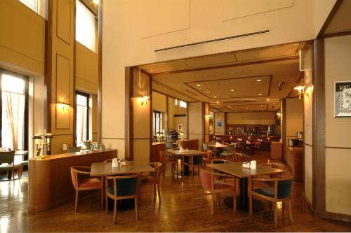 旭川旭川新月酒店的一间在房间内配有桌椅的餐厅