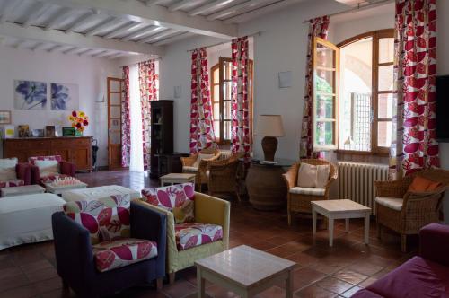 圣吉米纳诺勒那伊尔酒店的带沙发和椅子的客厅以及窗户。