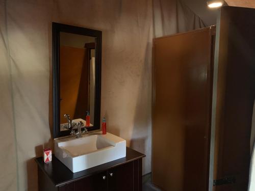 NarokLorian safari camp limited的一间带水槽和镜子的浴室