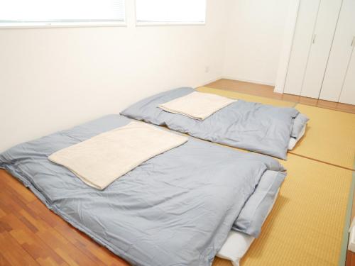 奄美Lulumalu AMAMI的一张床上有两个枕头的房间