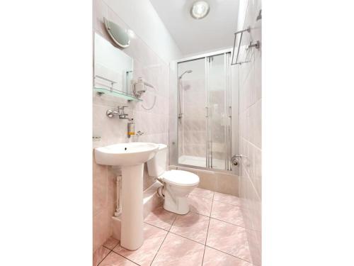米兹多洛杰波塞冬旅舍的浴室配有卫生间、盥洗盆和淋浴。