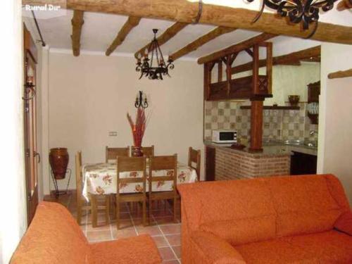 扎哈拉Casa Rural-Apartamento El Lebrillero的客厅配有橙色沙发和桌子
