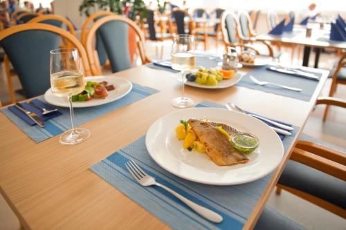 托波尔希卡托波尔希卡温泉-威斯纳酒店的一张桌子,上面放着两盘食物和酒杯