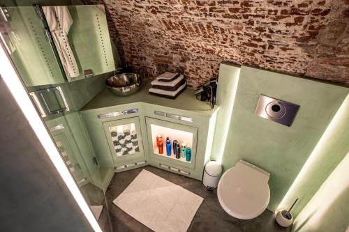 乌得勒支UKI-Hotel的一间小浴室,内设卫生间