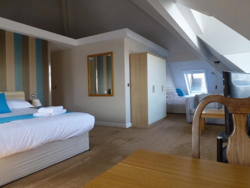 海斯船屋酒店的卧室配有一张床和一张桌子