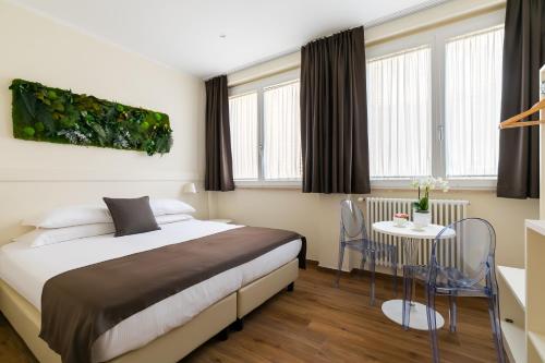 罗马Demetra Eco Guest House的酒店客房配有一张床铺和一张桌子。