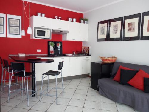米拉奥兰达旅馆的一间厨房和带红色墙壁的客厅