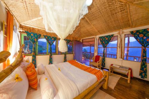 KisoroGorilla Closeup Lodge的一间带两张床的卧室和一个阳台