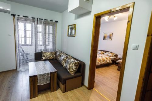 大特尔诺沃Апартамент Трапезица的客厅配有沙发、桌子和床。