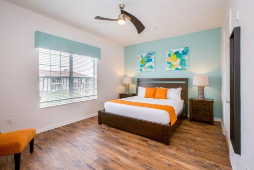 奥兰多Vista Cay Luxury 4 bedroom condo (#3117)的一间卧室设有一张床和一个窗口