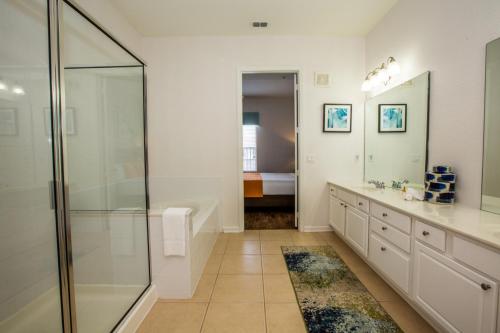 奥兰多Vista Cay Luxury 4 bedroom condo (#3117)的带淋浴和盥洗盆的浴室