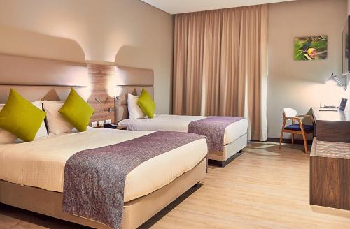 伊瓦格Hotel F25的酒店客房配有两张床和一张书桌