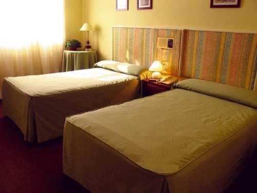 维戈维哥卡萨布兰卡酒店的酒店客房设有两张床和窗户。