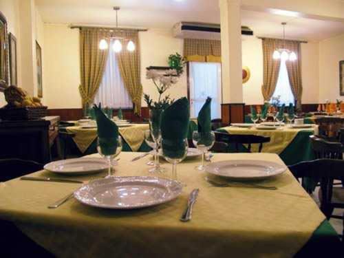 维戈维哥卡萨布兰卡酒店的一张桌子上放有盘子和酒杯