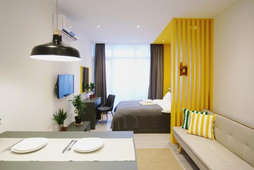 巴统Banana Apartments的客厅配有沙发和一张位于房间的床
