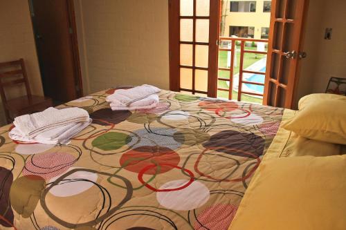 谢内吉亚区Centro Campestre Qawisqa的一张桌子上布满了颜色