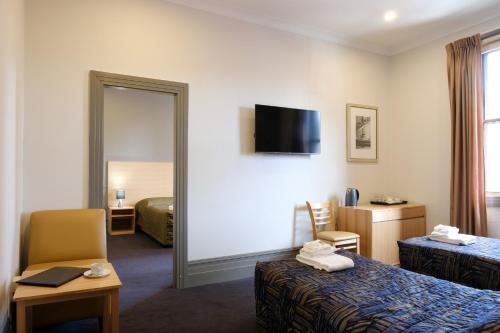 悉尼皇家展览酒店的酒店客房,设有两张床和镜子