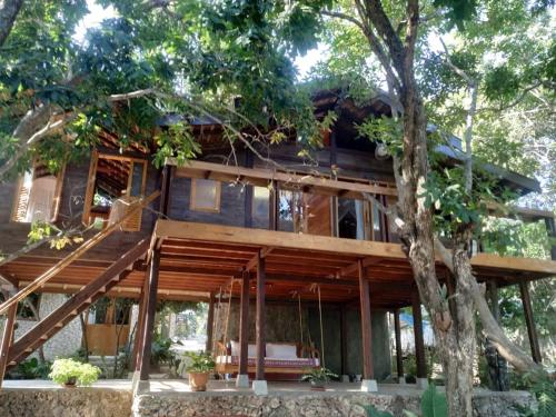 比拉特瓦纳礁石度假屋的树林里一棵树的房子