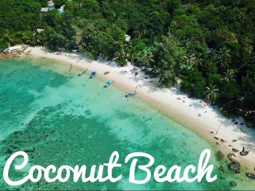 恰洛克拉姆Coconut Beach Bungalows的和水中的人一起欣赏海滩的空中景色
