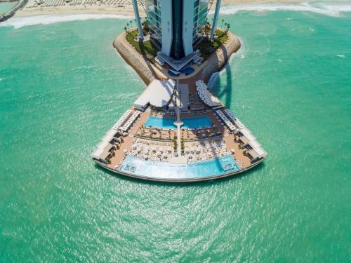 迪拜Jumeirah Burj Al Arab Dubai的水上游轮的空中景观