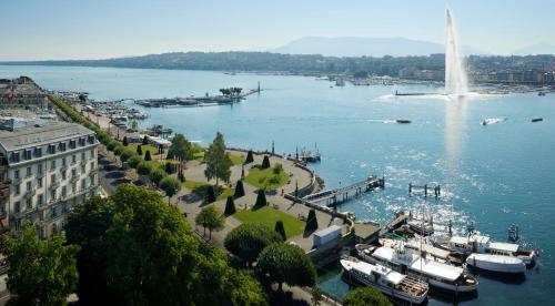 日内瓦Beau-Rivage Genève的享有海港和水中船只的景色