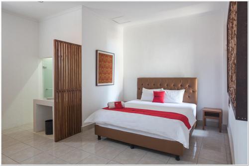 登巴萨Koolkost near Padang Galak Beach的一间带大床的卧室和一间浴室