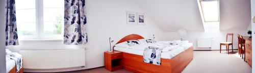 贝内绍夫S中心酒店的一间卧室设有两张床和窗户。