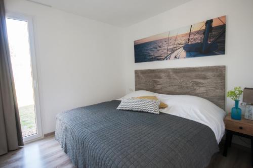 坎珀兰RCN Vakantiepark de Schotsman Bungalow de Boei的卧室配有一张床,墙上挂着一幅画