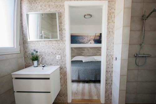 坎珀兰RCN Vakantiepark de Schotsman Bungalow de Boei的一间带水槽和镜子的浴室以及一张床