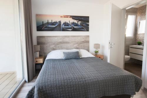 坎珀兰RCN Vakantiepark de Schotsman Bungalow de Bevelander的卧室配有一张床,墙上挂有绘画作品