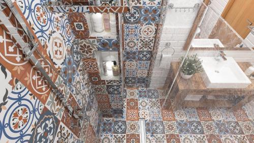 巴库Centric Baku Boutique Hotel的一间带水槽和瓷砖墙的浴室