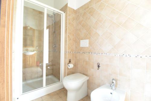 塞拉尔朱斯Appartamento Angela的一间带卫生间和淋浴的浴室