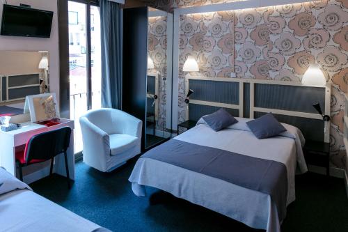 巴塞罗那巴勒尔摩酒店 的酒店客房,配有两张床和椅子