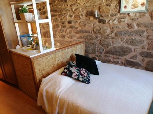 阿尔梅达Casa do Forno的一间卧室配有一张带枕头的床