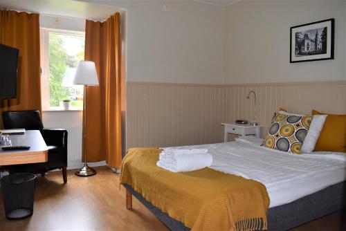 莫伦莱克STF温德尔斯伯格酒店&旅馆的配有一张床、一张书桌和一扇窗户的酒店客房