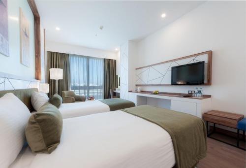 伊斯坦布尔萨宾纳戈琛ISG机场酒店的一间酒店客房,设有两张床和电视