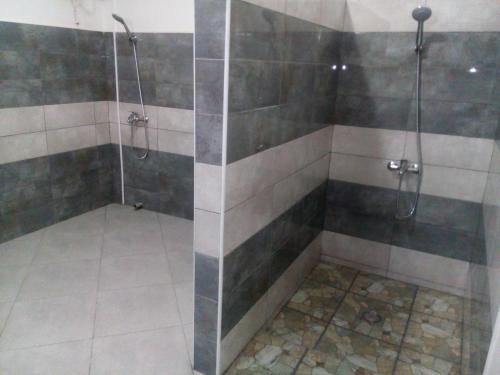 图阿马西纳St Chylifa的浴室里设有玻璃门淋浴